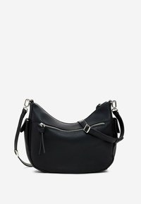 Borsa a tracolla in pelle nera a forma di mezzaluna, con una cerniera argentata e una tracolla removibile. Superficie testurizzata e un nastro decorativo.
