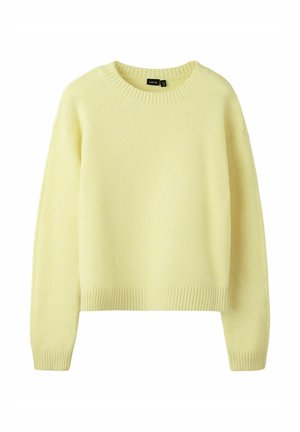 Blød, lys gul uldtrøje med rund hals, lange ærmer og ribstrikkede manchetter og kant, vist på en hvid baggrund.