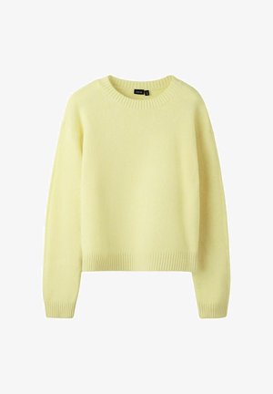 Pull en laine jaune pâle doux à col rond avec manches longues et poignets et ourlet côtelés, présenté sur un fond blanc.