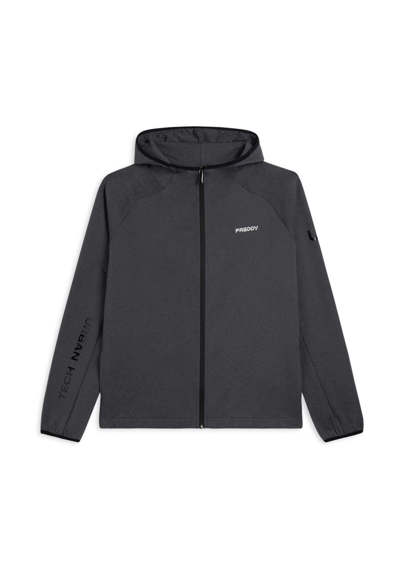 Giacca con cappuccio realizzata in tessuto grigio scuro, dotata di zip full, maniche raglan e logo "Freddy" sul petto. Le finiture includono il testo "Urban Tech" sulla manica.