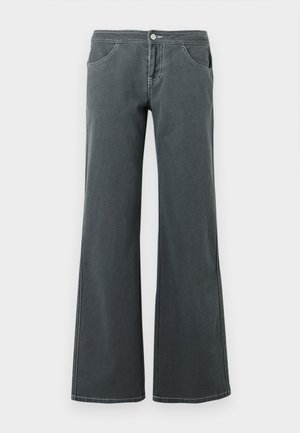 Grå flare jeans laget av denim med en jevn tekstur. Funksjoner inkluderer knappestengning, beltehemper og frontlommer.