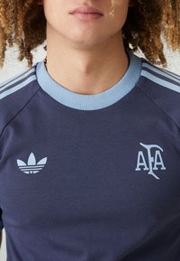 adidas Originals ARGENTINA ANNIVERSARY - Triko s potiskem - shadow navy