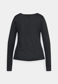 Svartrandad långärmad topp i mjukt tyg. Har en rundad nacke och en figurnära siluett med en central söm bak.