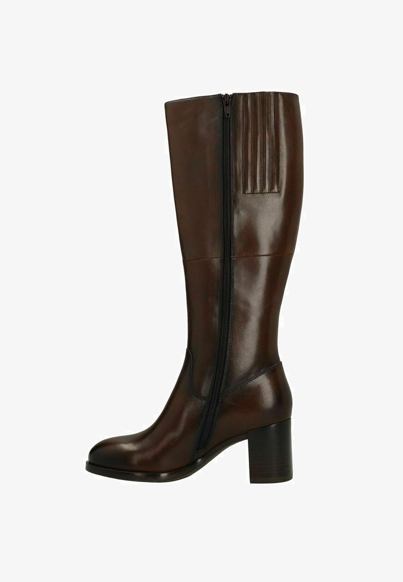 Botte en cuir marron jusqu'au genou avec une fermeture éclair sur le côté, présentant un talon structuré et des plis verticaux en haut. Texture lisse et finition brillante.