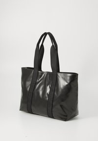 Saco tote preto feito de material brilhante com alças de tecido pretas. Apresenta uma marcação em relevo nas alças, forma quadrada e sem hardware visível.