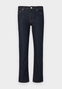 Jeans de mezclilla azul oscuro con diseño de pierna recta, que presentan costuras naranjas, bolsillos frontales y un cierre de botón de metal en la cintura.