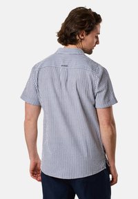 Camicia a maniche corte a righe blu e bianche, colletto con bottoni, yoke posteriore, presenta un'etichetta sul collo e una vestibilità sartoriale.