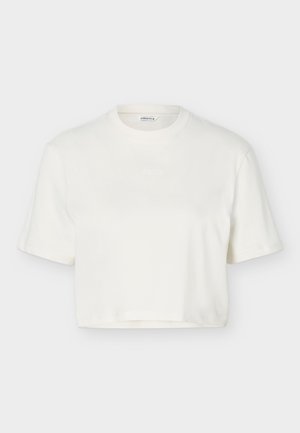 Valge lühikeste varrukatega poollõhik T-särk ümara kaelusega ja peene tikitud logoga, mis on keskel kaela lähedal.