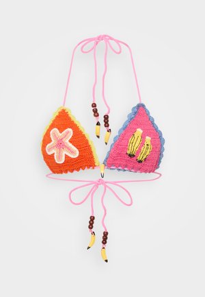 Virkat bikiniöverkast med triangulära kupor i orange och blått, dekorerat med en rosa sjöstjärna och gula bananer, har rosa snören och pärlprydnader.
