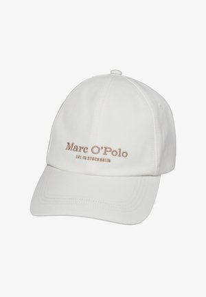 Biała czapka baseballowa z zakrzywionym daszkiem, z wyszywanym na przedzie napisem „Marc O'Polo EST. IN STOCKHOLM” w jasnobrązowym kolorze.