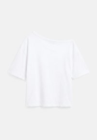 T-shirt blanc à manches courtes avec un col large et asymétrique et une coupe décontractée, présenté sur un fond clair uni.