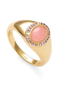 Anillo de oro con una piedra ovalada de color rosa en el centro, rodeada de pequeñas piedras preciosas rosas. Acabado liso y pulido con una banda sólida.