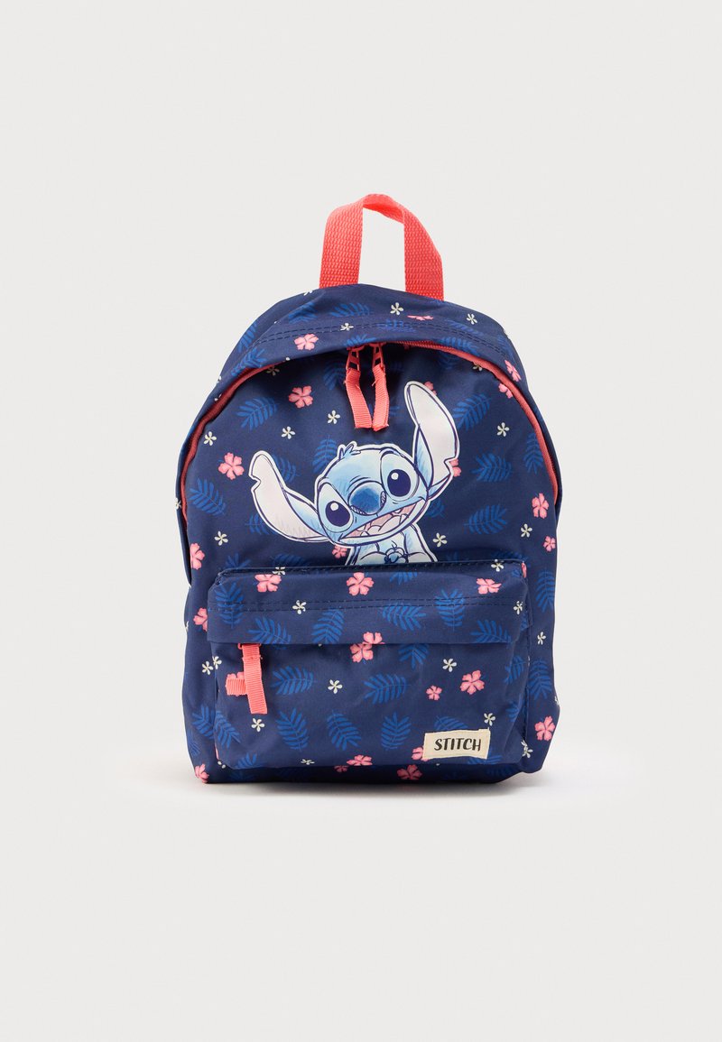 Μπλε υφασμάτινο σακίδιο με μεγάλο χαρακτήρα Stitch, λουλουδένια σχέδια σε ροζ και λευκό, και μπροστινή τσέπη με φερμουάρ με ροζ λεπτομέρειες.
