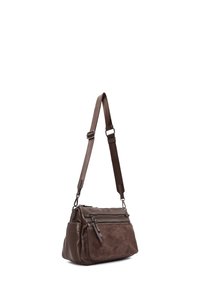 Bolso cruzado de cuero marrón con acentos de ante, correa ajustable, múltiples bolsillos con cremallera y una silueta estructurada.