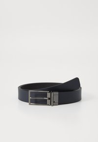 Ceinture en cuir bleu marine avec une boucle en métal argenté rectangulaire et brillant, à texture lisse et plate. Présente un design minimaliste avec des lignes épurées.