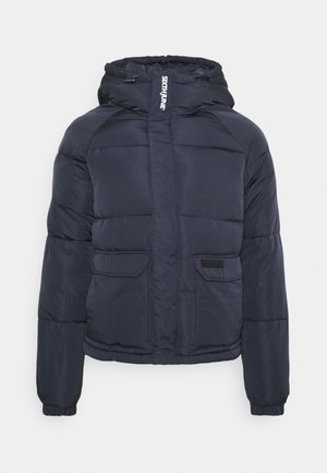 Laivastonsininen toppatakki hupulla, jossa on vetoketjullinen etuosa, kaksi etutaskua ja joustavat hihansuut. Valmistettu sileästä, tikatusta kankaasta.