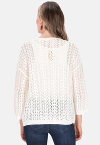 Maglione bianco a maglia aperta con vestibilità ampia, orlo e polsini a coste, caratterizzato da un motivo a rombi e maniche a tre quarti.