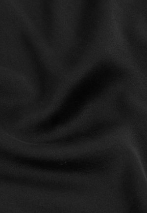 Fekete szövet lágy redőkkel és sima textúrával, finom fényvisszaverődéseket és enyhe gyűrődéseket mutatva.