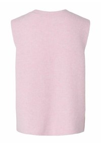 Mouwloos roze gebreid vest met een geribbelde structuur en een hoge ronde hals, weergegeven op een witte achtergrond.