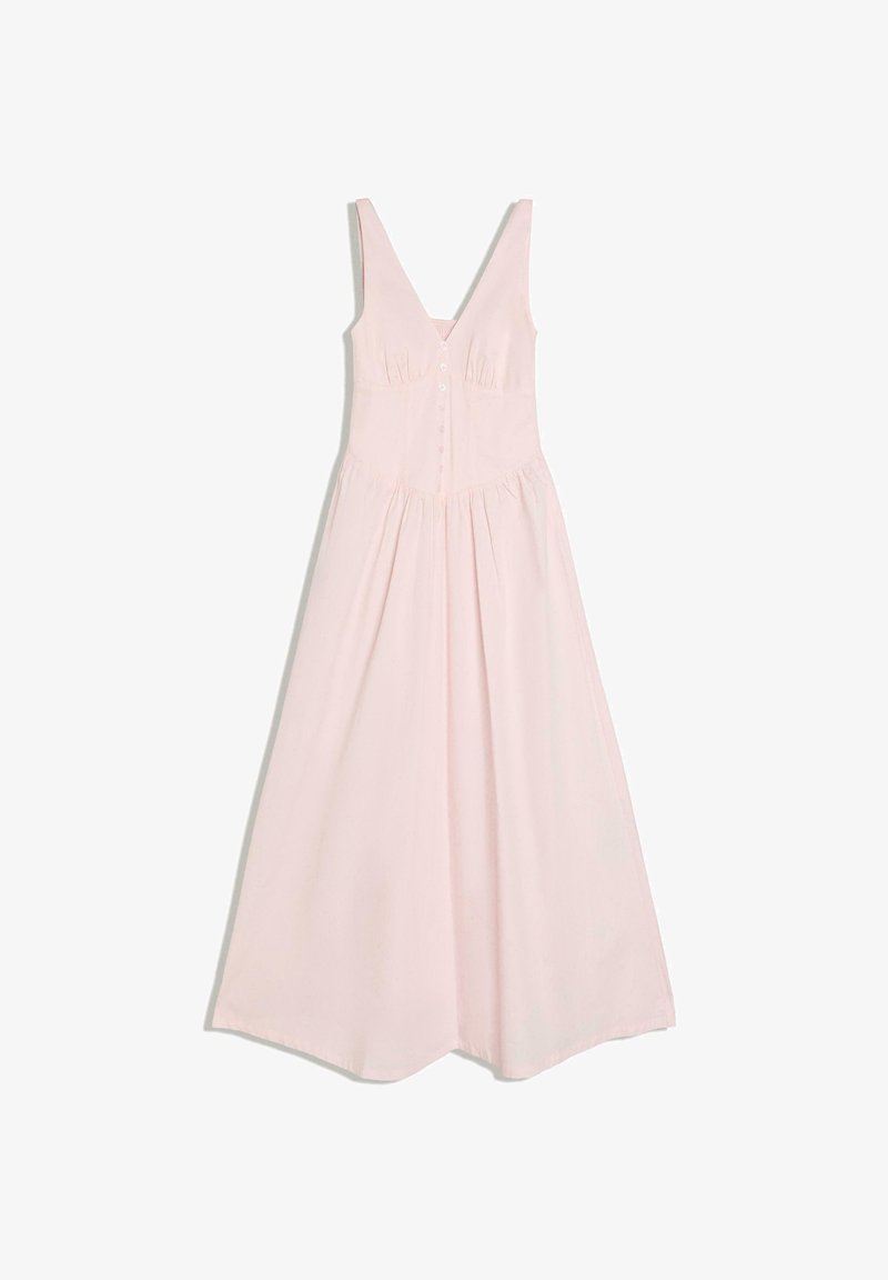 Jasnoróżowa, bezrękawnikowa sukienka maxi z głębokim dekoltem w kształcie litery V, zapinana na guziki z przodu, dopasowaną talią oraz marszczonym, luźno opadającym dołem.