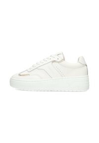 Weiße Sneaker mit einem glatten Leder-Obermaterial, Schnürdesign, erhöhter Sohle und goldenen Akzenten an der Seite. Minimalistischer und moderner Stil.