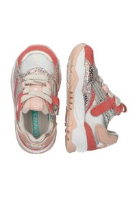Scarpe sportive colorate con un mix di materiali rosa e argento, upper testurizzato, lacci e una strap in velcro. Presentano una suola in gomma e dettagli in accentuazione.