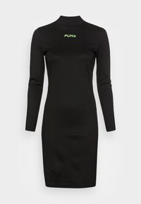 Černé dlouhé rukávy, těsně padnoucí šaty vyrobené z měkké bavlny. Obsahují vysoký límec a malé zelené logo "PUMA" na hrudi.