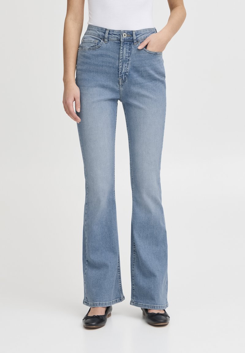 Jeans a zampa d'elefante blu con vita alta, dotati di tasche frontali e chiusura con bottone. Realizzati in denim con una texture liscia e un lavaggio chiaro.