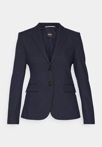 Námořnický modrý blazer vyrobený z texturované tkaniny, s dvouknoflíkovým zapínáním, dvěma předními kapsami a designem s klopami.