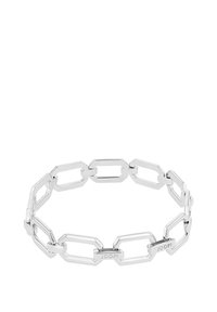 Pulsera de cadena de metal plateado que presenta eslabones rectangulares entrelazados, con un acabado pulido y acentos de logotipo grabados en eslabones selectos.