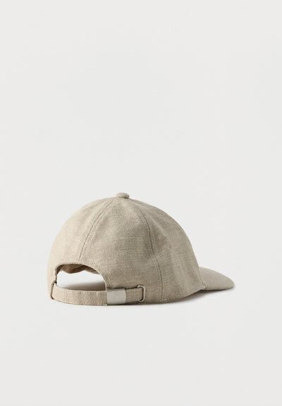 Μπεζ βαμβακερό καπέλο με στραβό γείσο, υφασμάτινη υφή, ρυθμιζόμενο ιμάντα στο πίσω μέρος με μεταλλικό πόρπη. Μινιμαλιστικός σχεδιασμός.