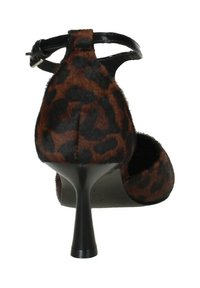 Scarpa con tacco alto a punta in pelle stampa leopardo marrone e nera, con una texture elegante e una sottile fascia alla caviglia, che presenta un tacco a stiletto.