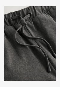 Non sélectionné, charcoal grey