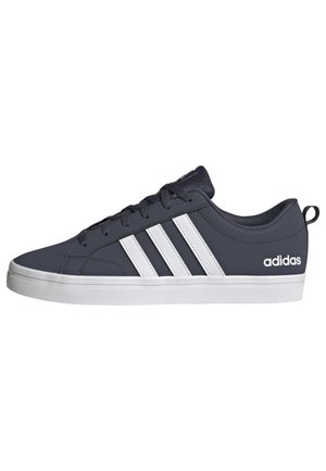 Blauer Sportschuh mit weißem Drei-Streifen-Design, Gummisohle, Schnürung und Markenlogo an der Seite. Glattes, synthetisches Material.