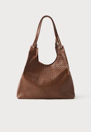 Sac à main en cuir tressé marron avec une forme décontractée, doté de deux anses robustes et d'un motif de surface texturé.