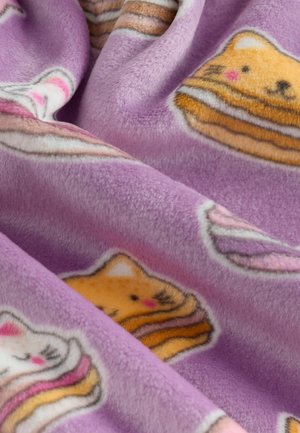 Fleecefilt i ljuslila med tecknade kattdesigner ovanpå macarons. Mjuk textur med livfulla färger och detaljerade mönster.