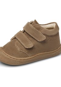 Scarpe per bambini in suede marrone con doppie chiusure in Velcro, punta arrotondata e suola in gomma testurizzata. Interno foderato con materiale morbido per garantire comfort.