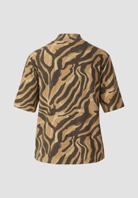 Lühikeste varrukatega särk pruuni kangaga, millel on mustad abstraktsed tiigertriibud, kõrge kraega ja vabalt rippuv lõige. Tekstuuriga, mustriline disain.