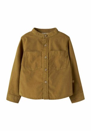 Chemise marron à manches longues avec col mandarin, boutons sur le devant et deux poches poitrine en tissu texturé.