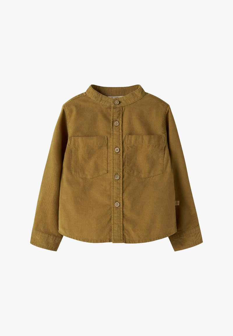 Chemise marron à manches longues avec col mandarin, boutons sur le devant et deux poches poitrine en tissu texturé.