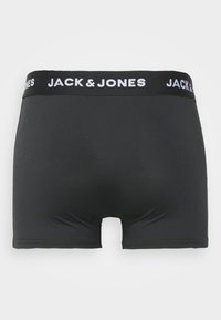 Schwarze Boxershorts mit glatter Textur, ausgestattet mit einem breiten elastischen Bund, der mit weißer Schrift "JACK & JONES" beschriftet ist.