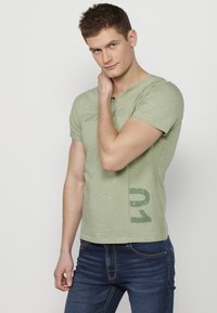 Koroshi SHORT SLEEVE - Apdrukāts T-krekls - kaki   khaki