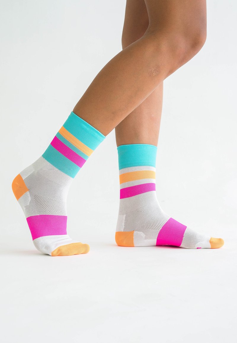Bunte Socken mit gestreiften Mustern in Türkis, Pink, Orange und Weiß. Hergestellt aus strukturiertem Stoff, knöchellang mit einer einfarbigen, orangen Zehenpartie.