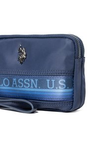Portofel din nailon bleumarin cu accesorii argintii, având un logo, închidere cu fermoar și o dunga gradient albastră cu "POLO ASSN. U.S." imprimat.