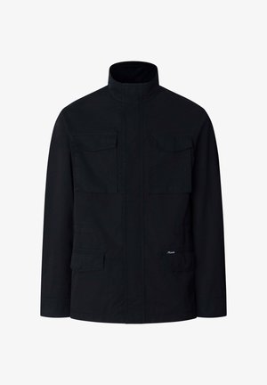 Chaqueta negra para hombre con cuello alto, dos bolsillos con solapa en el pecho y dos bolsillos inferiores con solapa, cremallera frontal oculta por una tapeta de tela.