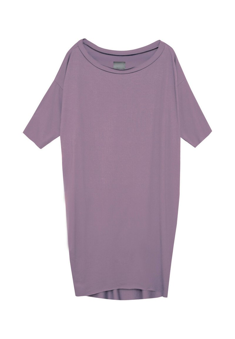 Fioletowa sukienka z krótkim rękawem o luźnym kroju. Posiada szeroki dekolt oraz gładką, miękką teksturę, opadająca prosto bez dodatkowych detali.