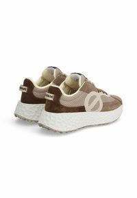 Scarpe atletiche marroni in rete e camoscio con una suola bianca testurizzata, accentuate da un logo e un colletto imbottito per il comfort.