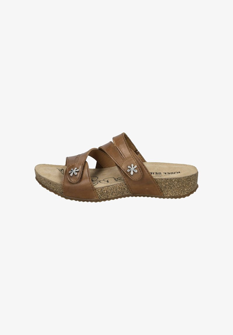 Sandali a infradito in pelle marrone con tre fasce larghe, caratterizzati da accenti floreali in argento e una suola testurizzata simile al sughero. Design classico e casual.