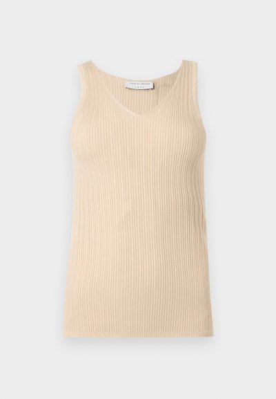 Μπεζ πλεκτό τοπ χωρίς μανίκια με V-λαιμόκοψη και ετικέτα «Tiger of Sweden» στον γιακά πάνω σε απλό ανοιχτό φόντο.