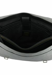 Interior de un bolso tote de cuero gris con una superficie texturizada, cuenta con un bolsillo con cremallera y múltiples compartimentos. Forro de tela negra visible.